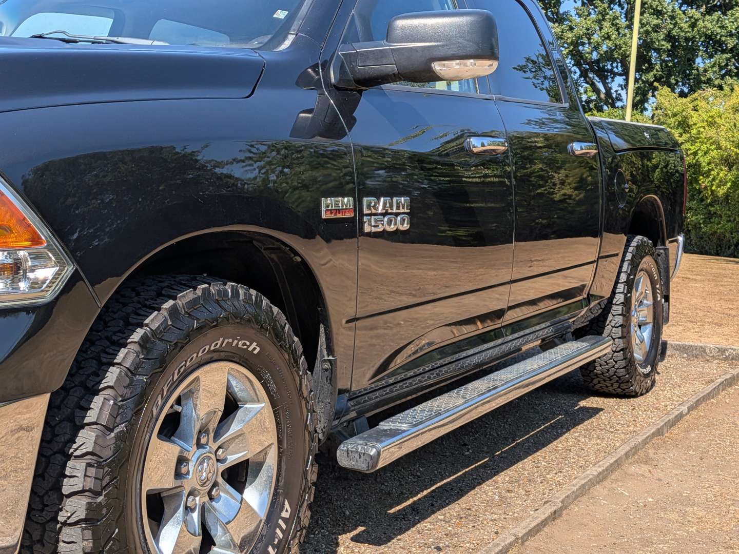 <p>2016 DODGE RAM 1500 SLT 5.7 Hemi LHD</p>