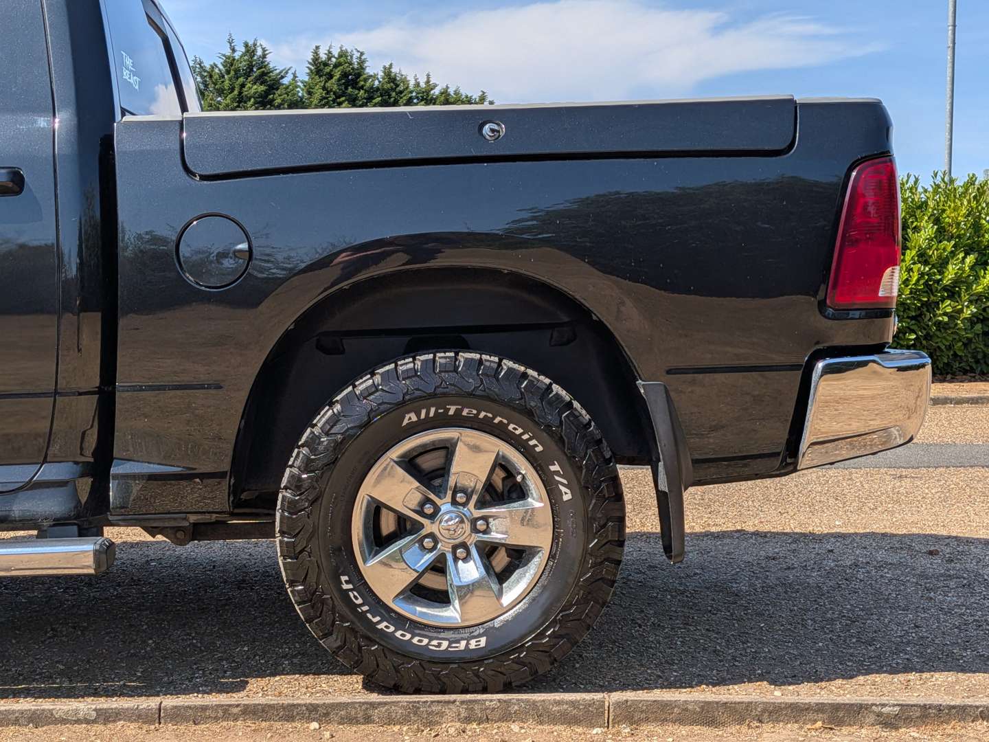 <p>2016 DODGE RAM 1500 SLT 5.7 Hemi LHD</p>