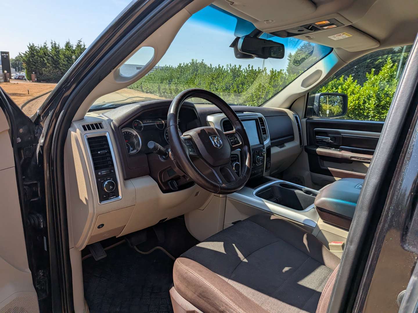 <p>2016 DODGE RAM 1500 SLT 5.7 Hemi LHD</p>