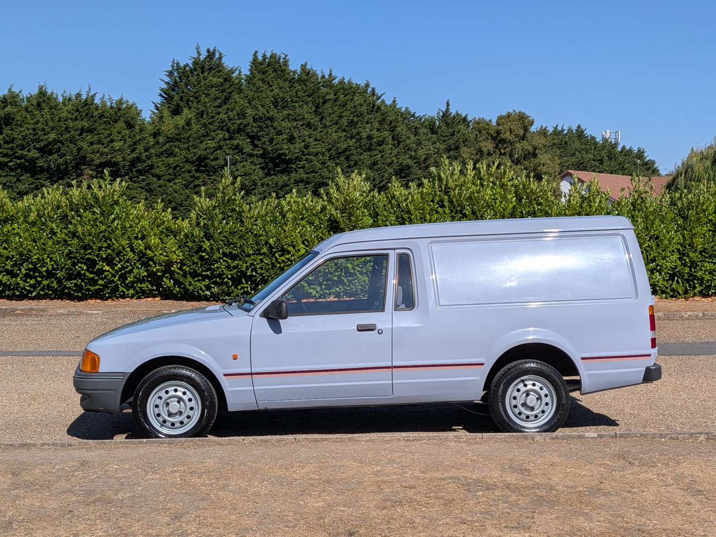 <p>1986 FORD ESCORT 55 VAN</p>