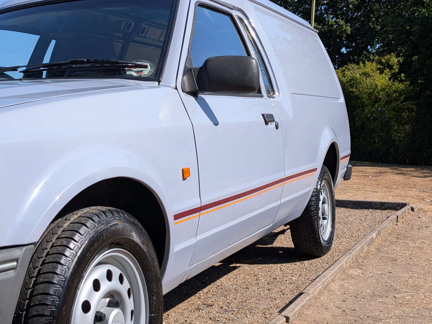 <p>1986 FORD ESCORT 55 VAN</p>
