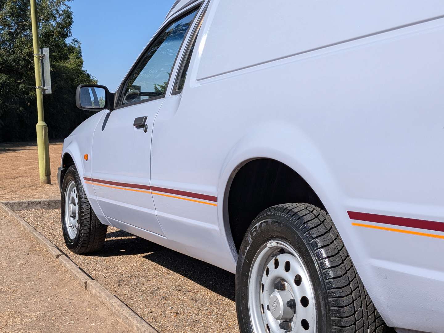 <p>1986 FORD ESCORT 55 VAN</p>