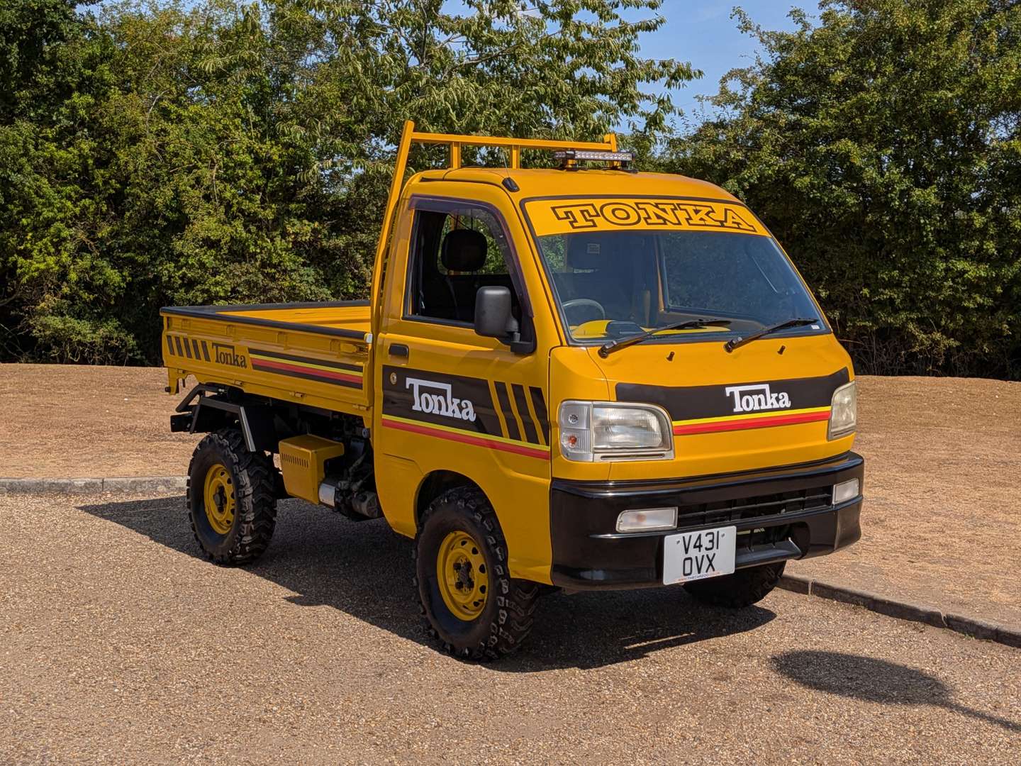<p>2000 DAIHATSU HI-JET 4X4 SCISSOR LIFT AND TIPPER</p>