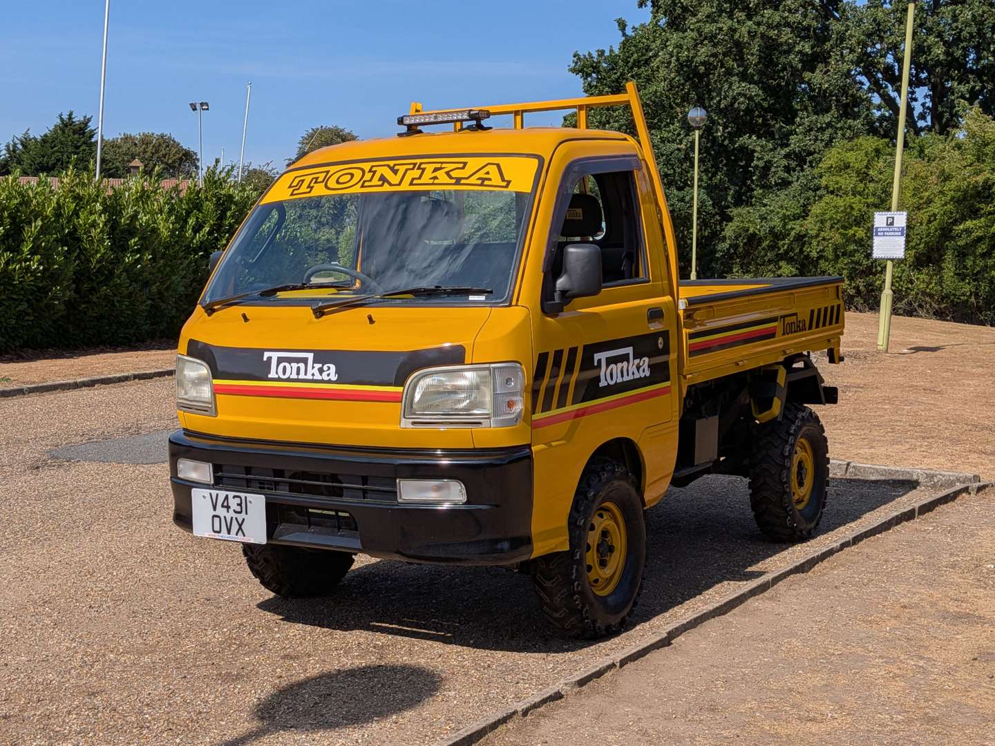 <p>2000 DAIHATSU HI-JET 4X4 SCISSOR LIFT AND TIPPER</p>