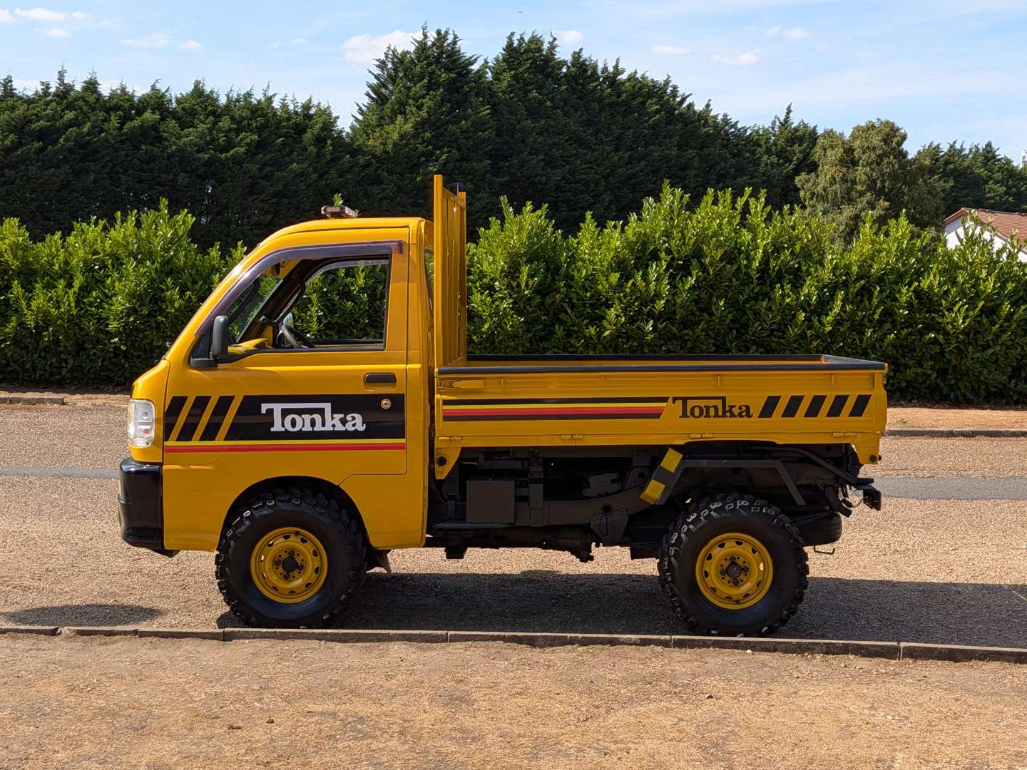 <p>2000 DAIHATSU HI-JET 4X4 SCISSOR LIFT AND TIPPER</p>