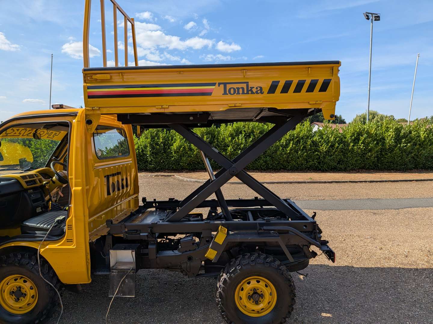 <p>2000 DAIHATSU HI-JET 4X4 SCISSOR LIFT AND TIPPER</p>