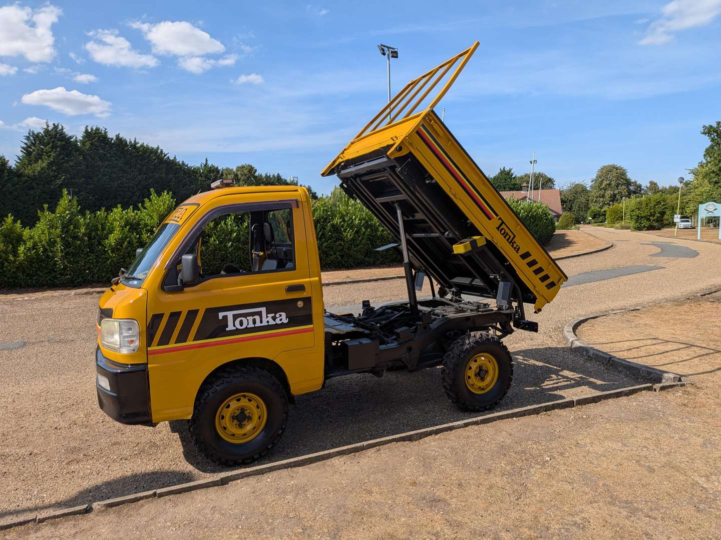 <p>2000 DAIHATSU HI-JET 4X4 SCISSOR LIFT AND TIPPER</p>