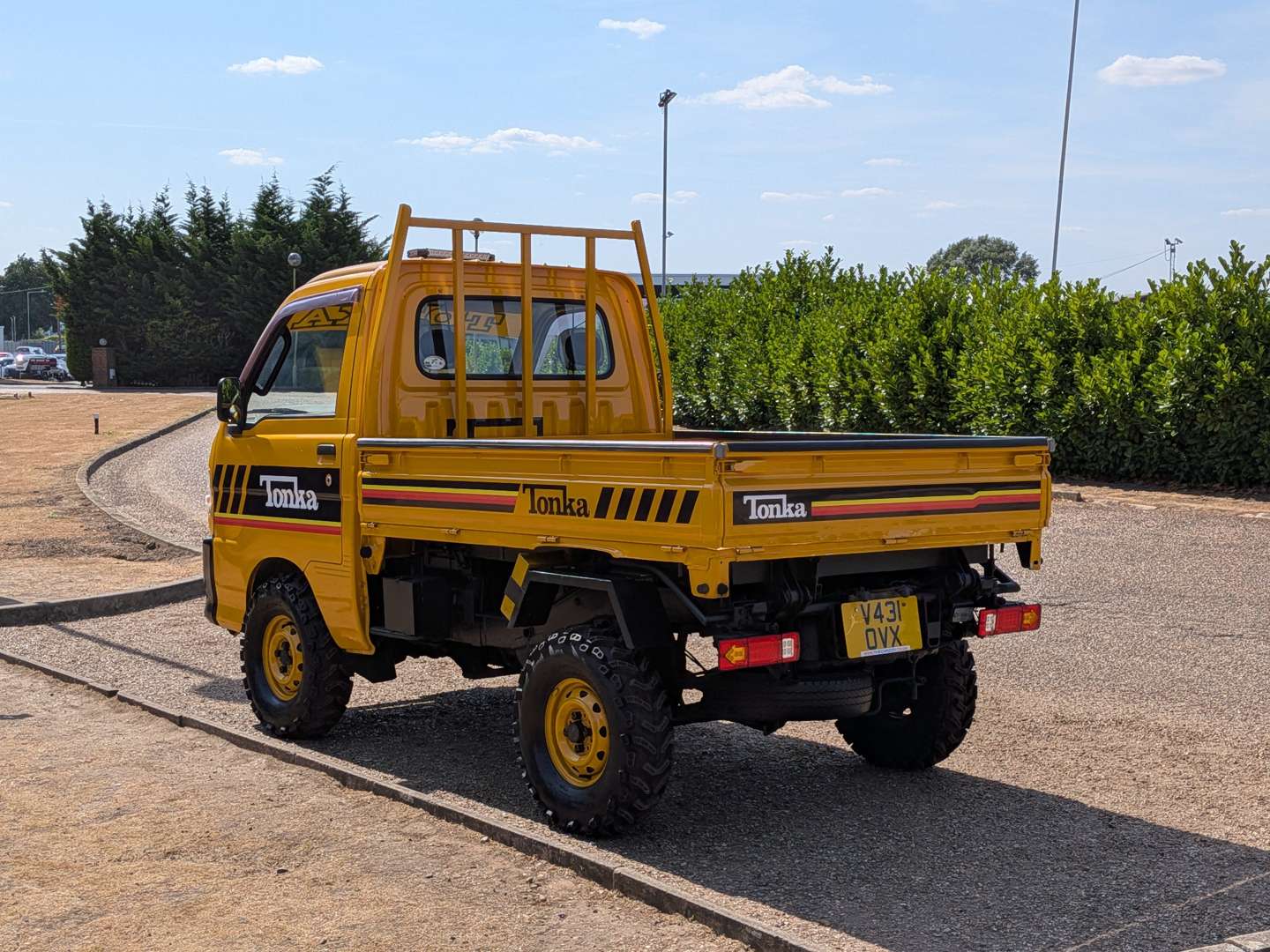 <p>2000 DAIHATSU HI-JET 4X4 SCISSOR LIFT AND TIPPER</p>