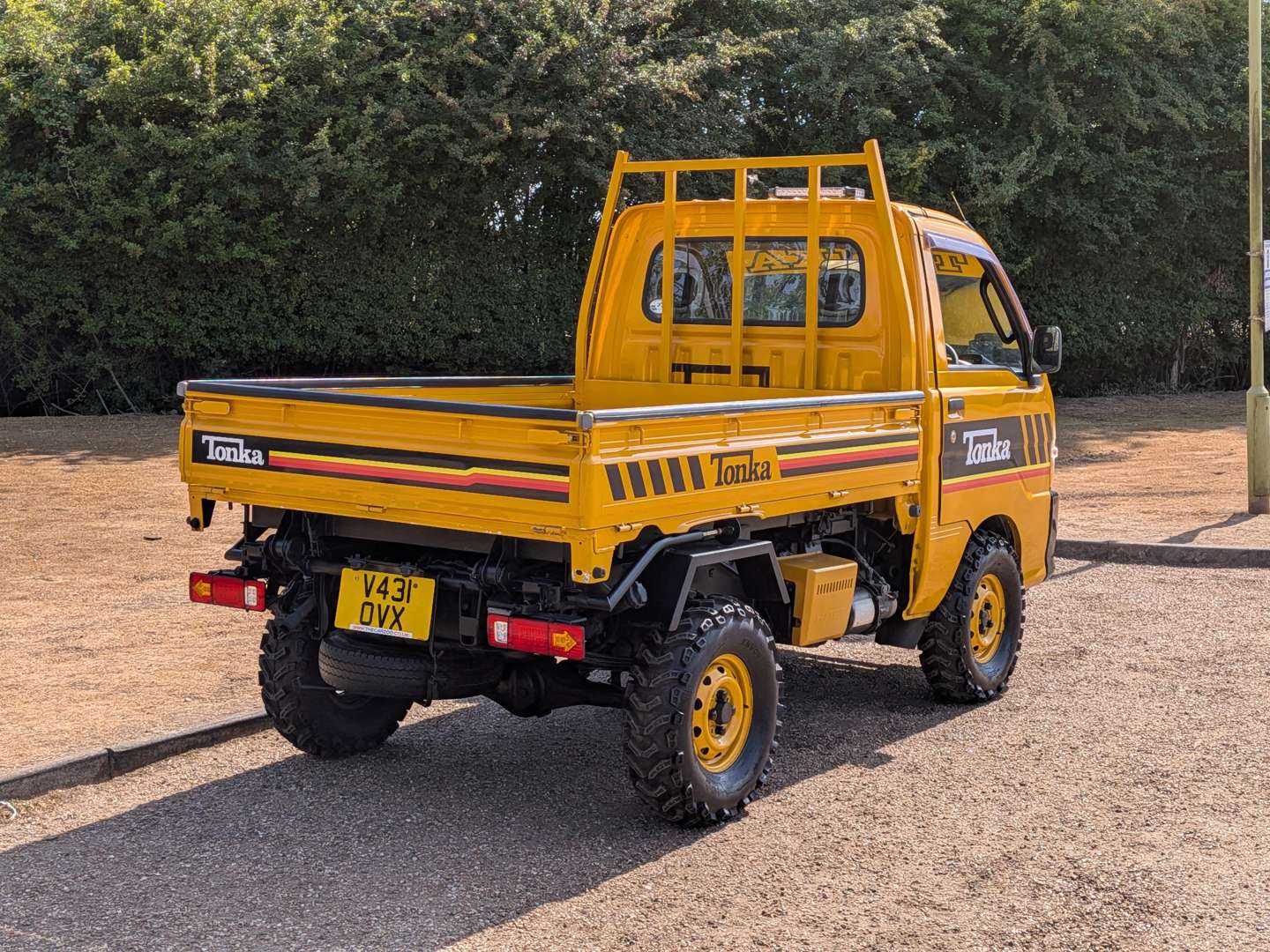 <p>2000 DAIHATSU HI-JET 4X4 SCISSOR LIFT AND TIPPER</p>