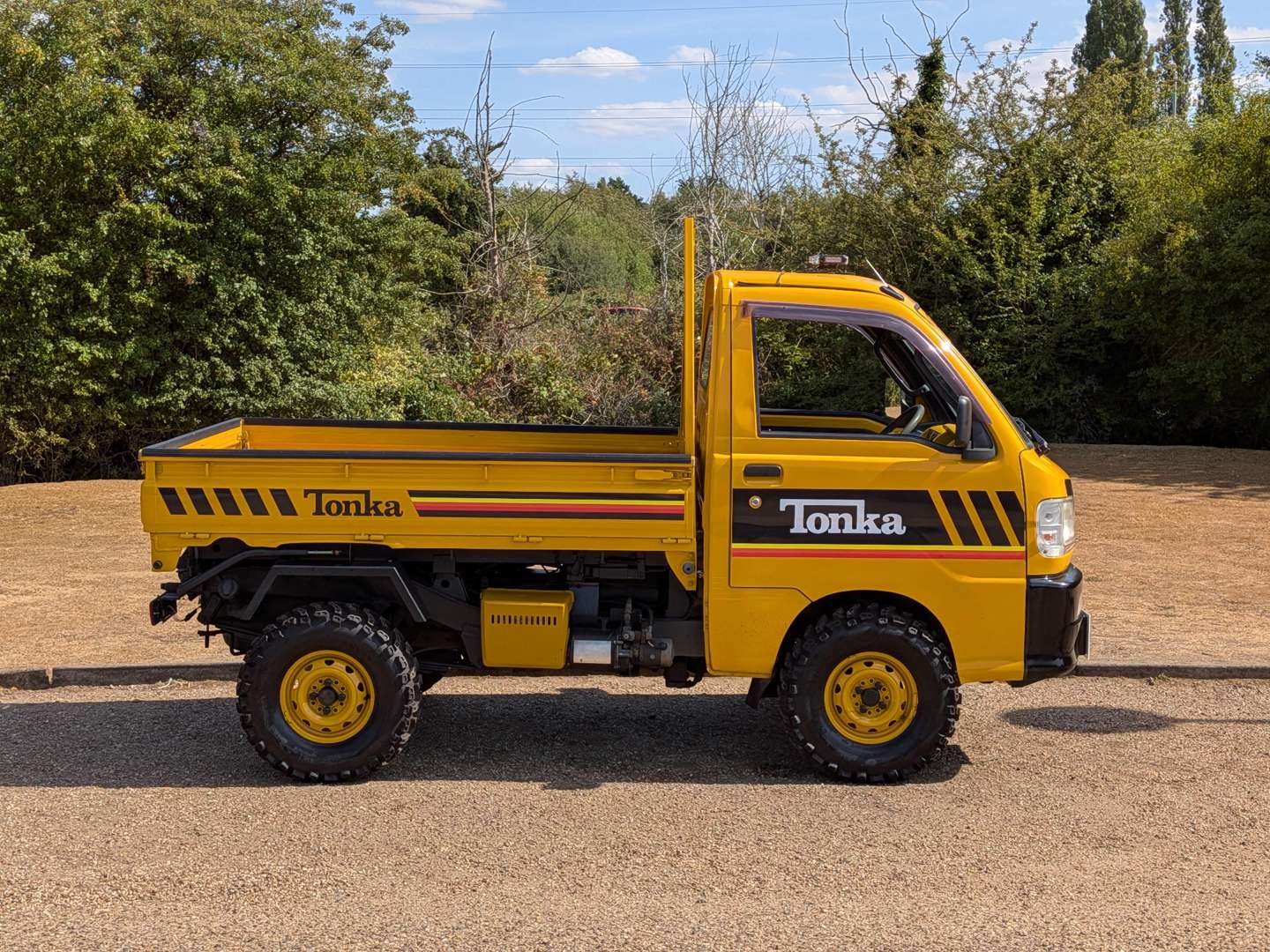 <p>2000 DAIHATSU HI-JET 4X4 SCISSOR LIFT AND TIPPER</p>