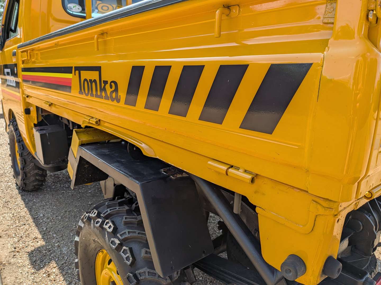 <p>2000 DAIHATSU HI-JET 4X4 SCISSOR LIFT AND TIPPER</p>