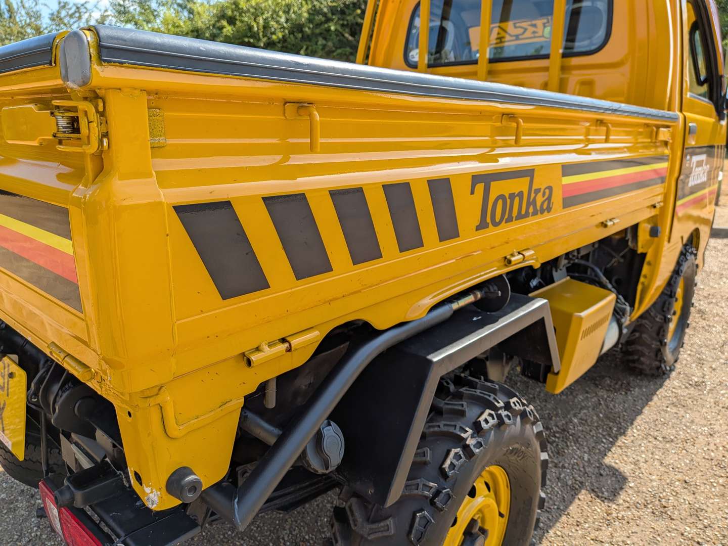 <p>2000 DAIHATSU HI-JET 4X4 SCISSOR LIFT AND TIPPER</p>