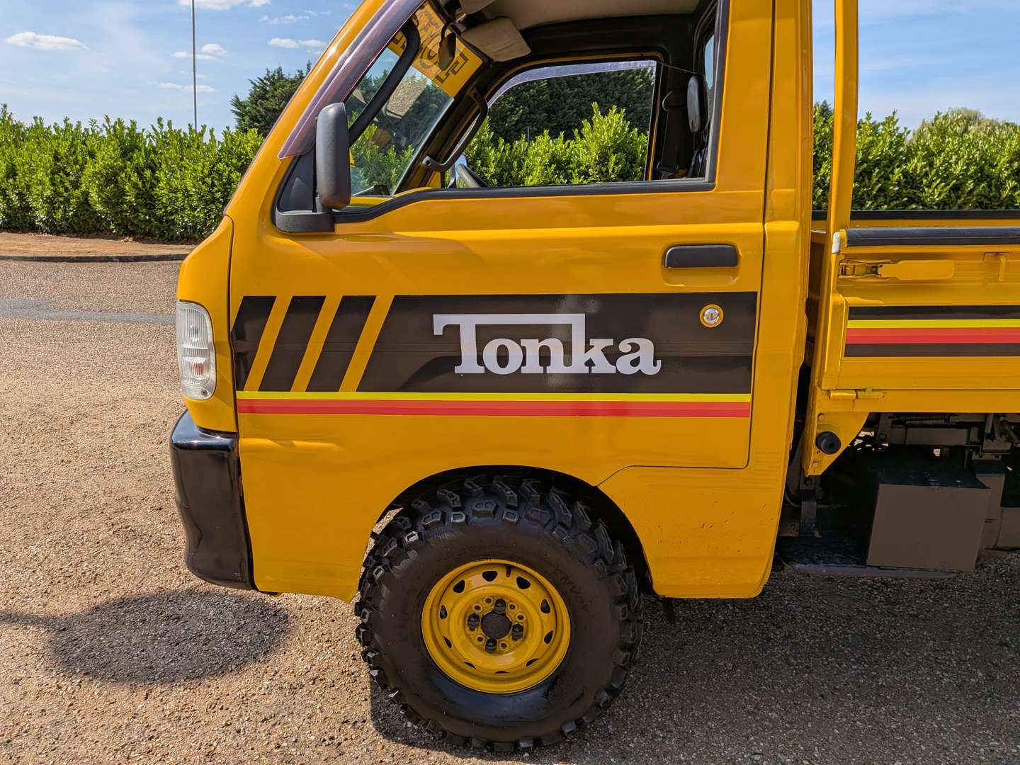 <p>2000 DAIHATSU HI-JET 4X4 SCISSOR LIFT AND TIPPER</p>