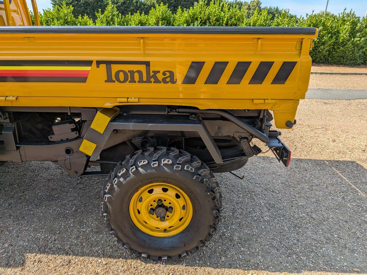<p>2000 DAIHATSU HI-JET 4X4 SCISSOR LIFT AND TIPPER</p>