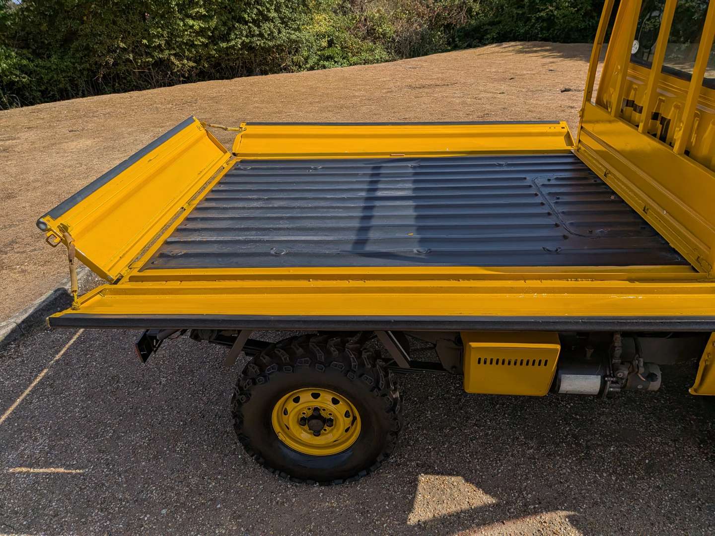 <p>2000 DAIHATSU HI-JET 4X4 SCISSOR LIFT AND TIPPER</p>