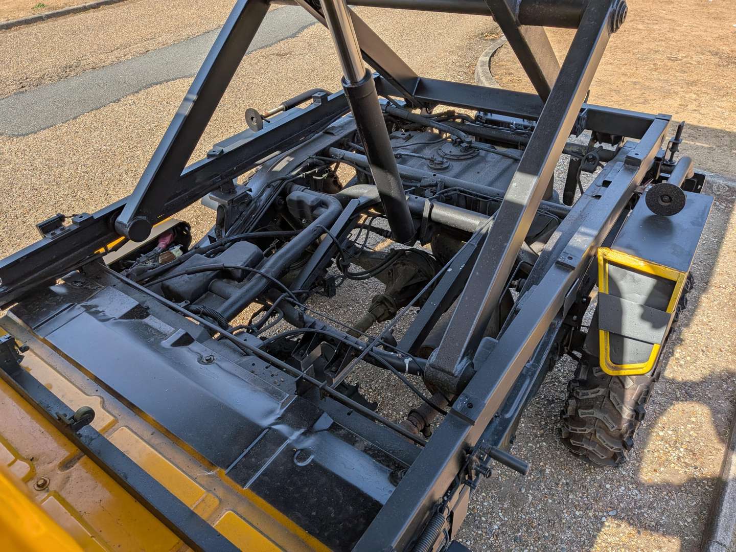 <p>2000 DAIHATSU HI-JET 4X4 SCISSOR LIFT AND TIPPER</p>