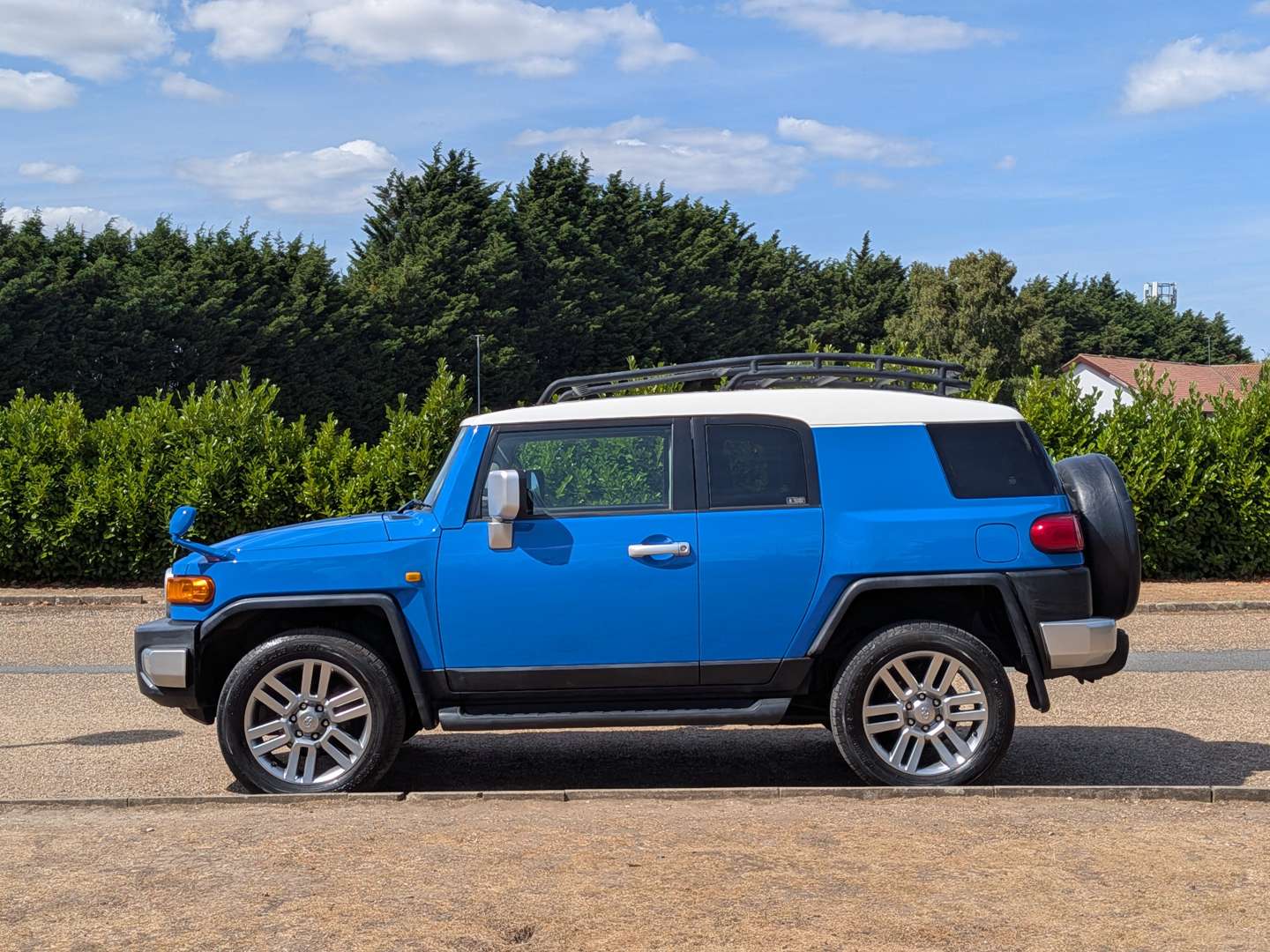 <p>2011 TOYOTA LAND CRUISER FJ</p>