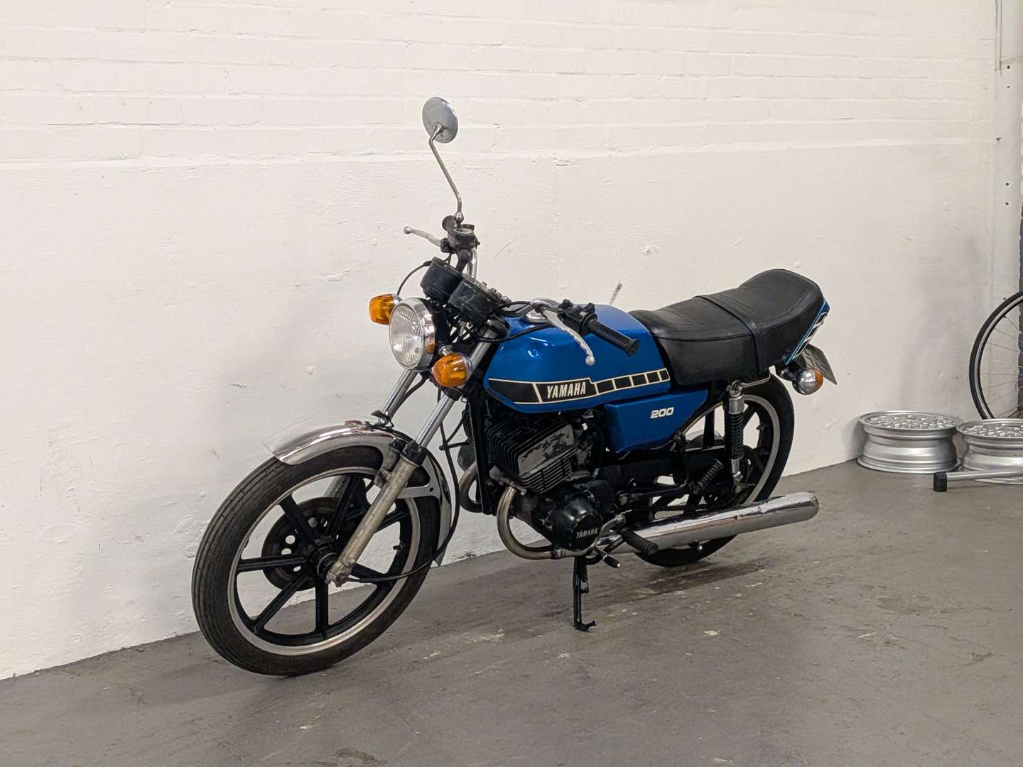 <p>1980 YAMAHA RD200</p>