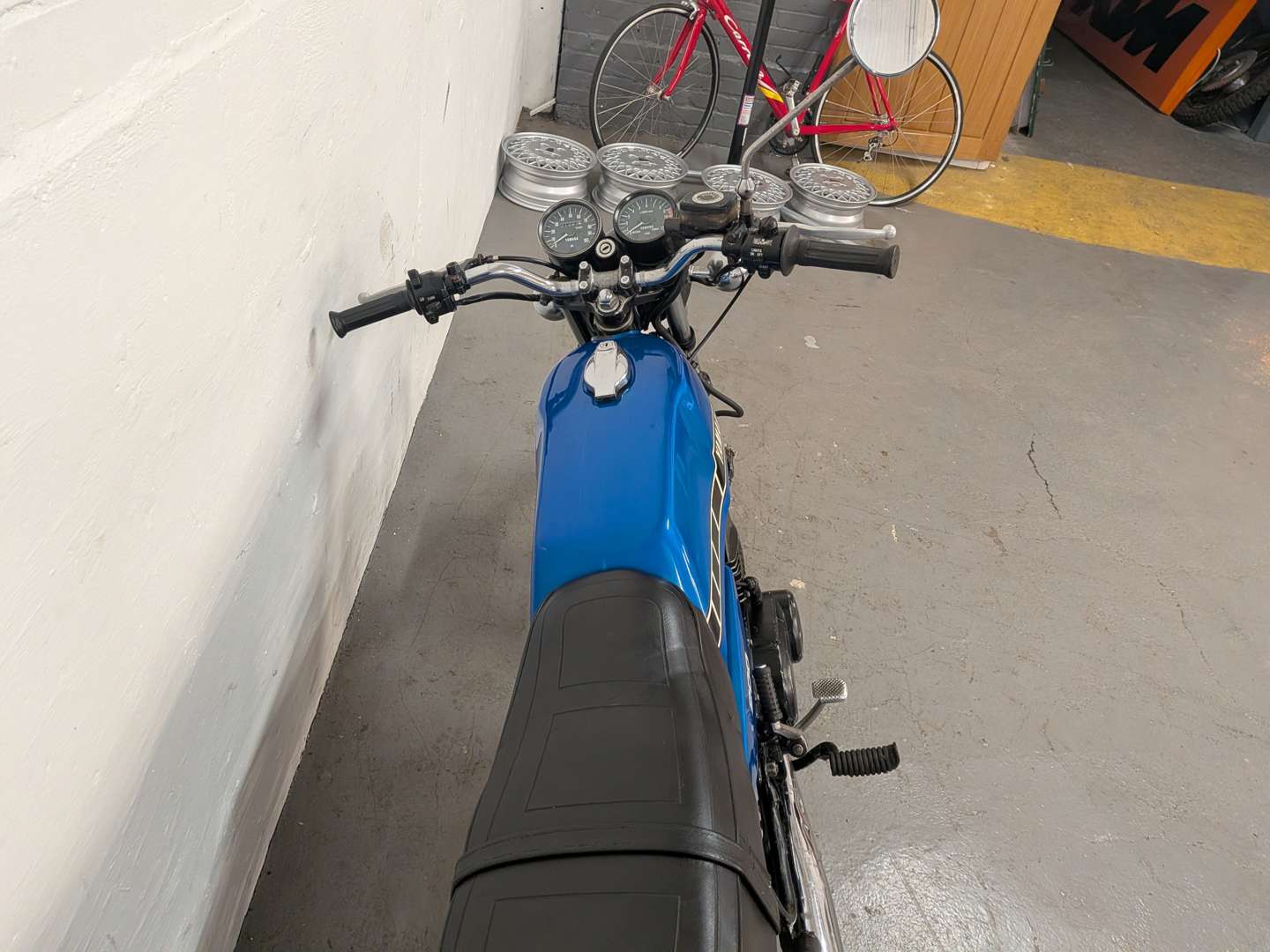 <p>1980 YAMAHA RD200</p>