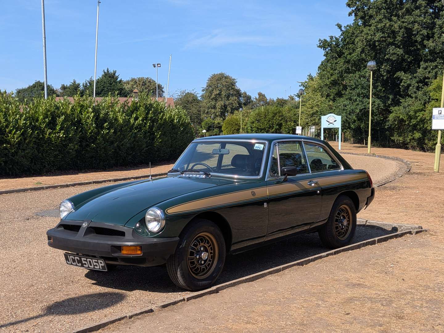 <p>1975 MG B GT JUBILEE</p>
