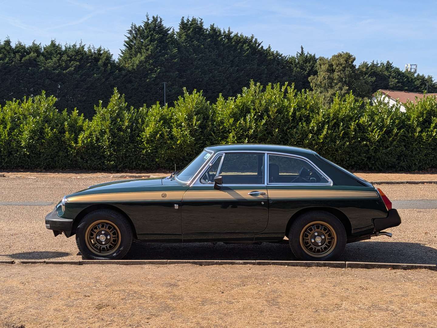 <p>1975 MG B GT JUBILEE</p>