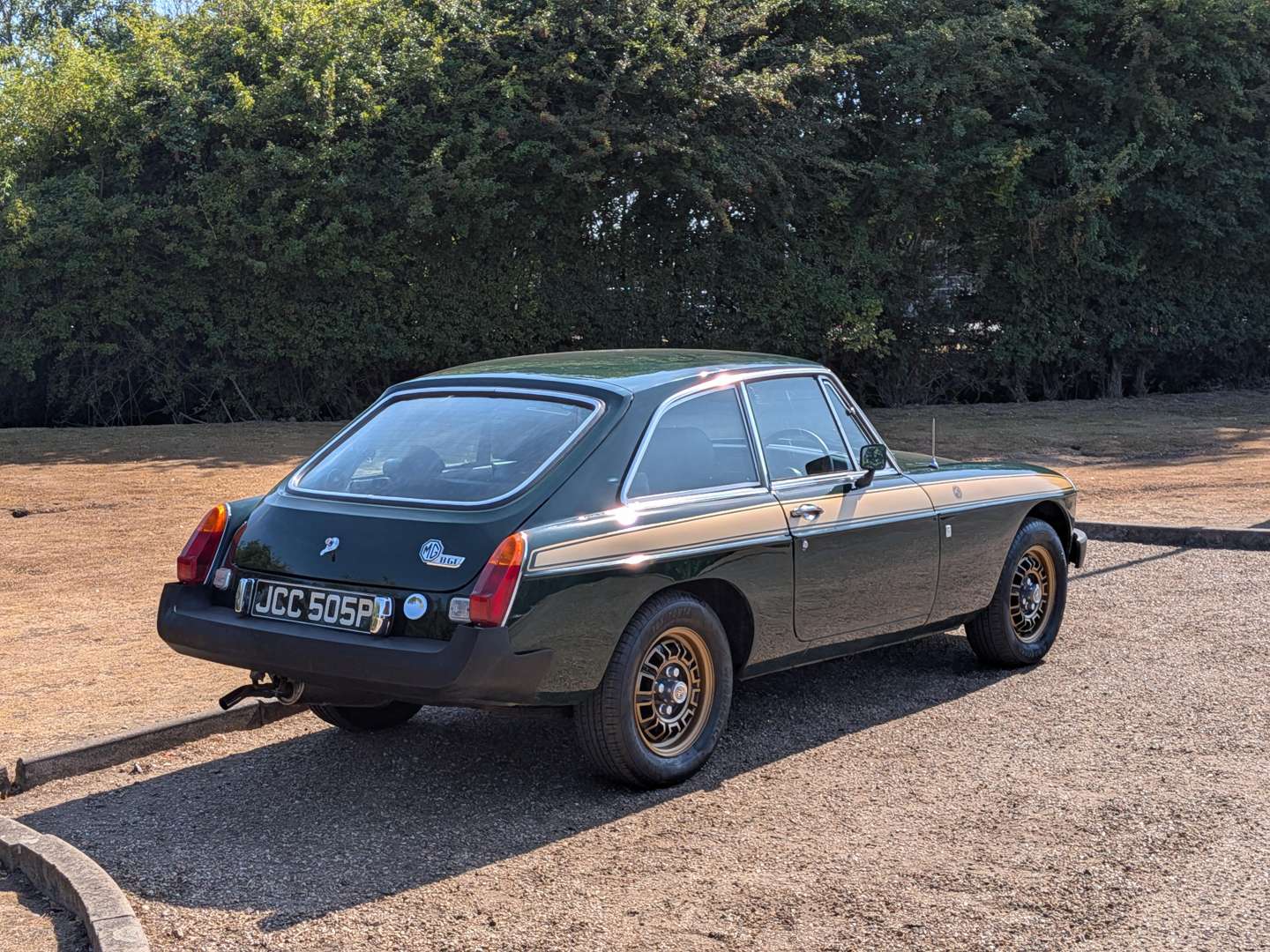 <p>1975 MG B GT JUBILEE</p>