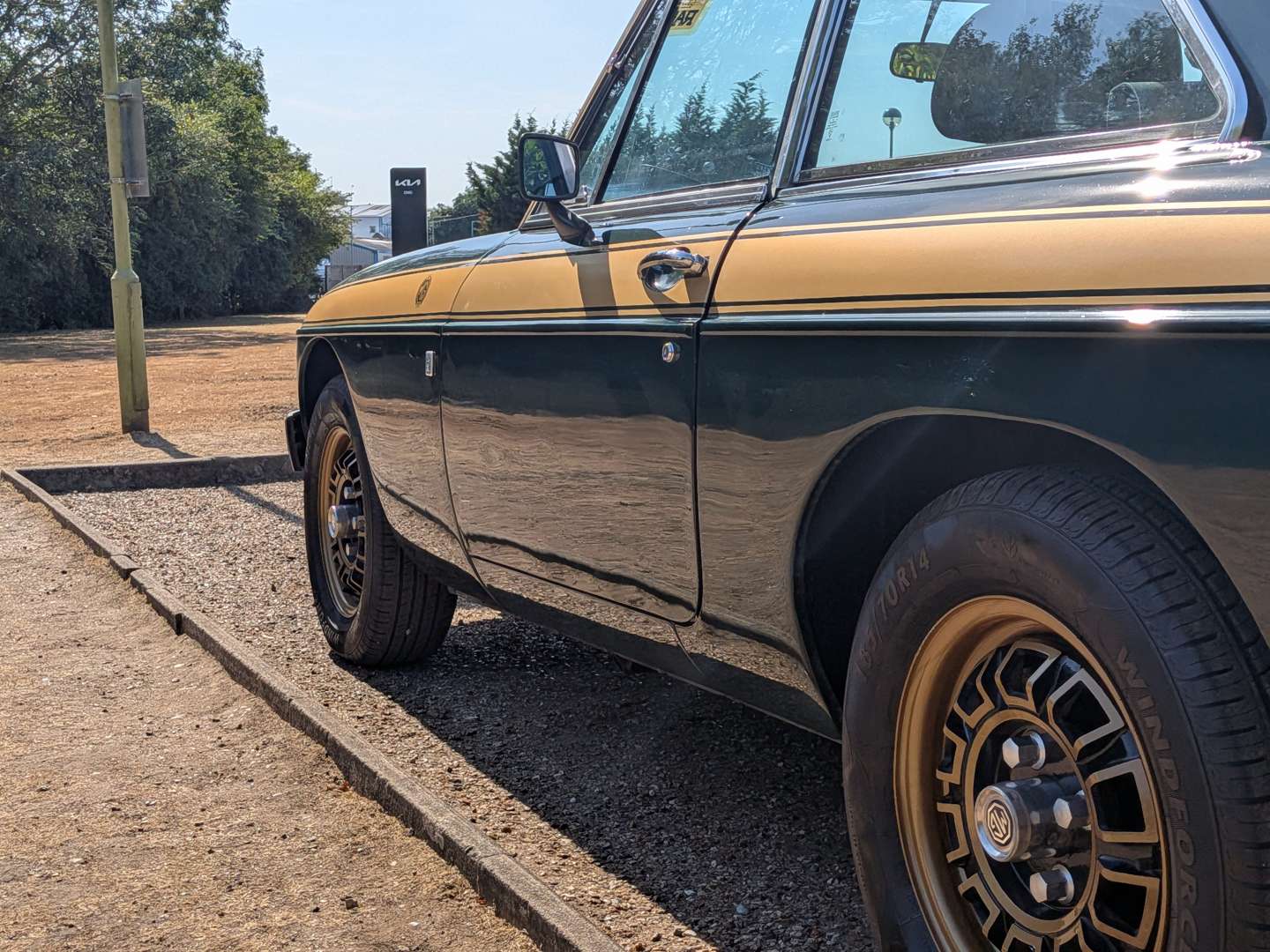 <p>1975 MG B GT JUBILEE</p>