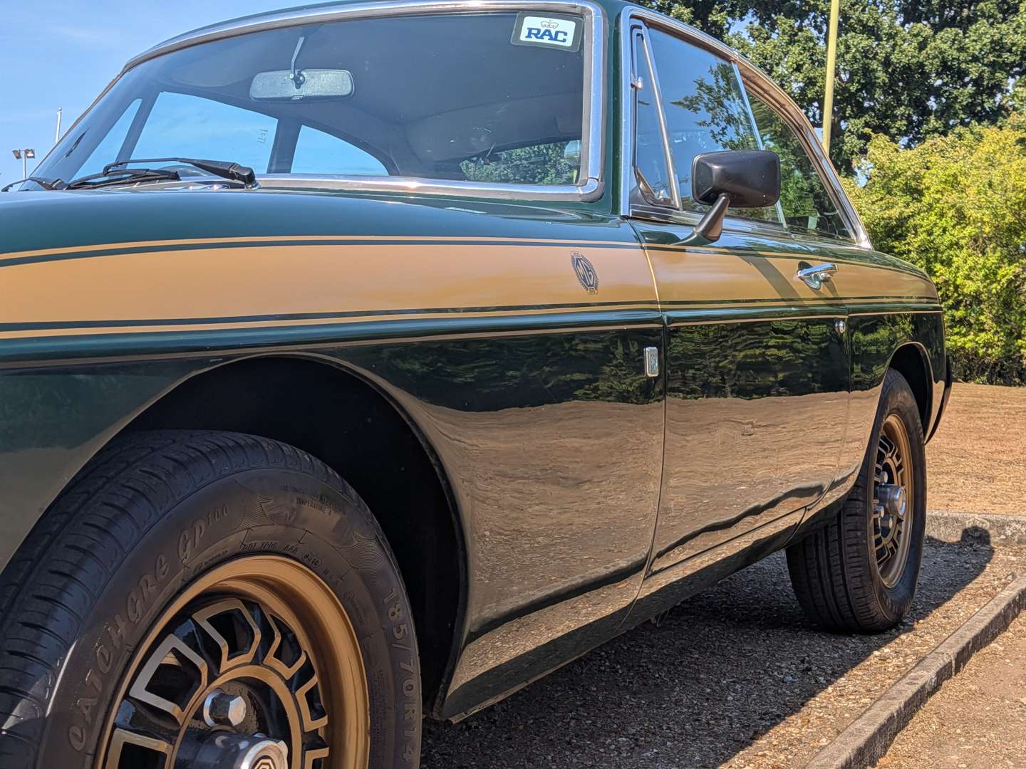 <p>1975 MG B GT JUBILEE</p>