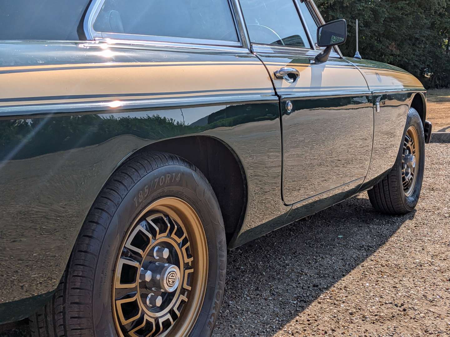 <p>1975 MG B GT JUBILEE</p>