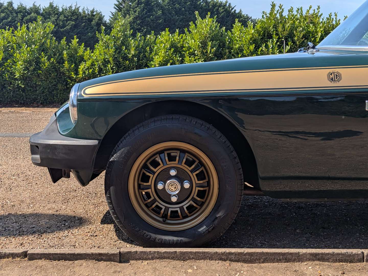 <p>1975 MG B GT JUBILEE</p>