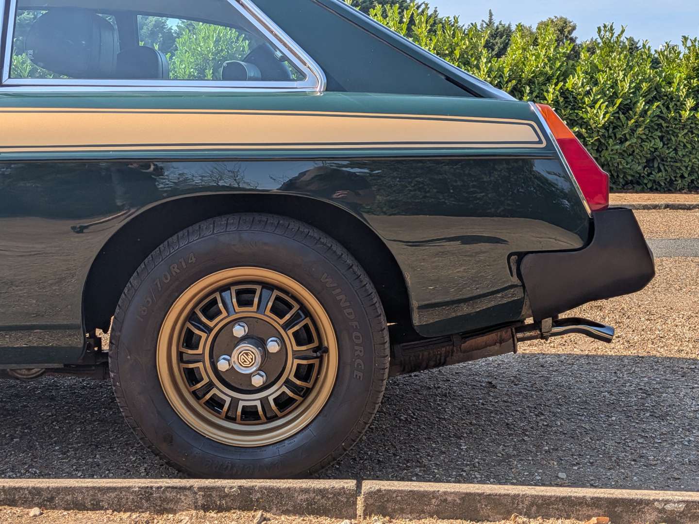 <p>1975 MG B GT JUBILEE</p>