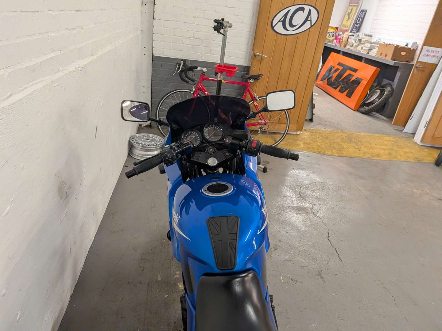 <p>2000 KAWASAKI GPZ 500 S</p>