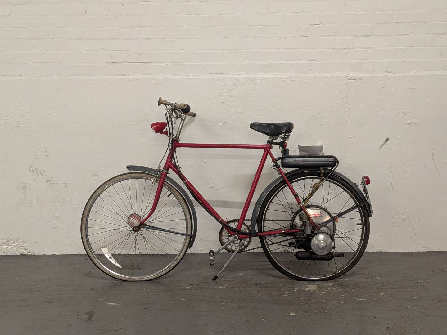 <p>1956 BSA WINGED WHEEL 35CC FITTED TO A TRIUMPH BICYCLE</p>