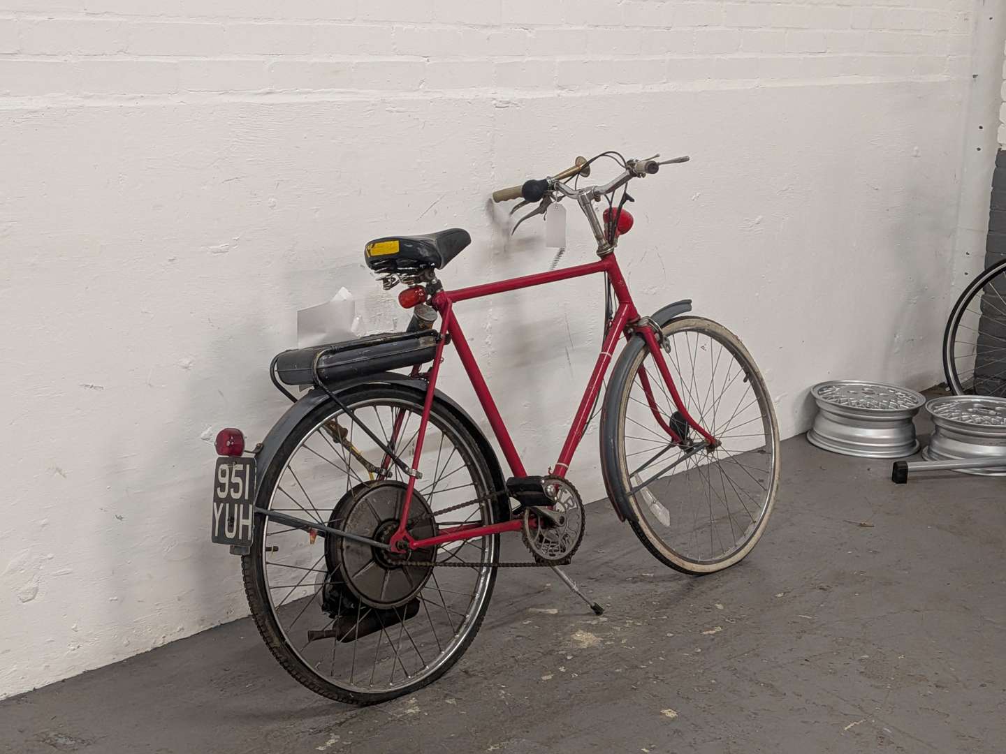<p>1956 BSA WINGED WHEEL 35CC FITTED TO A TRIUMPH BICYCLE</p>