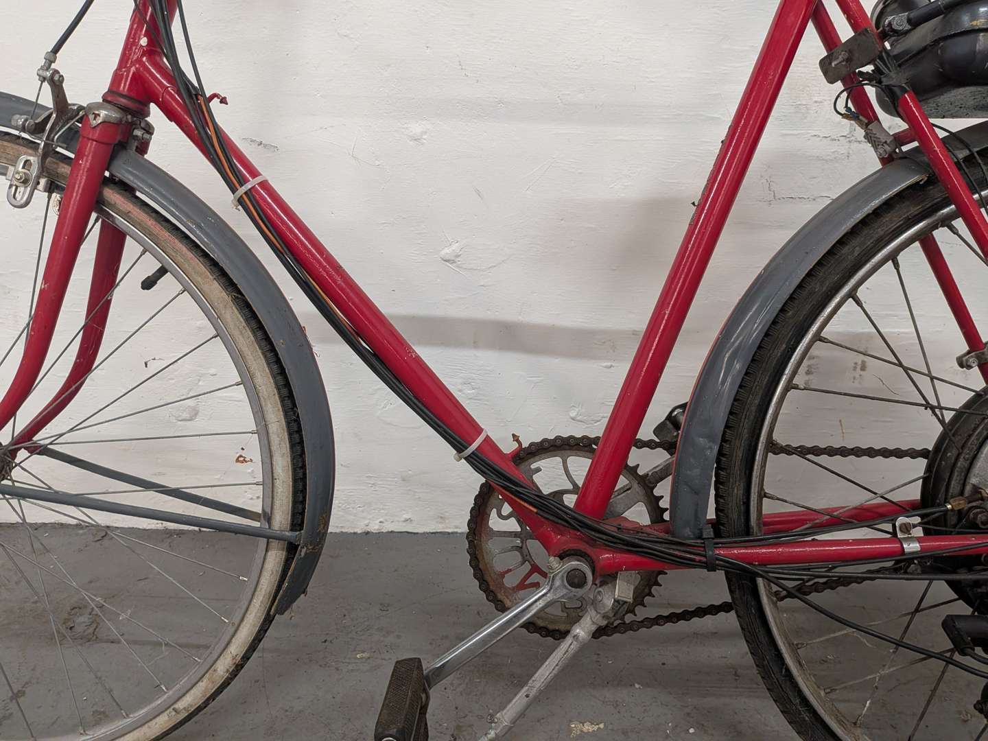 <p>1956 BSA WINGED WHEEL 35CC FITTED TO A TRIUMPH BICYCLE</p>