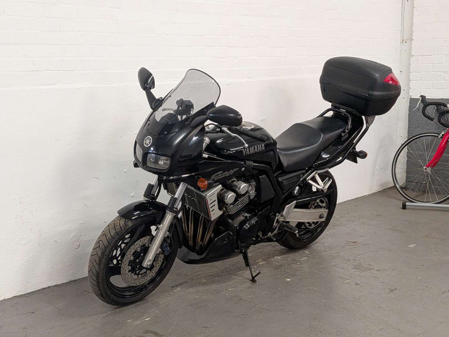 <p>1999 YAMAHA FZS 600</p>