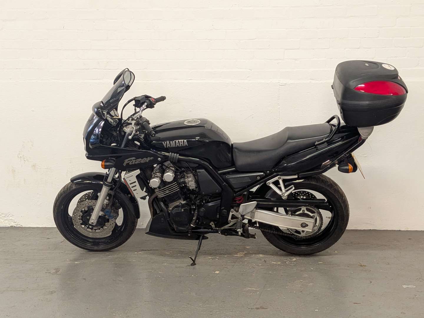 <p>1999 YAMAHA FZS 600</p>