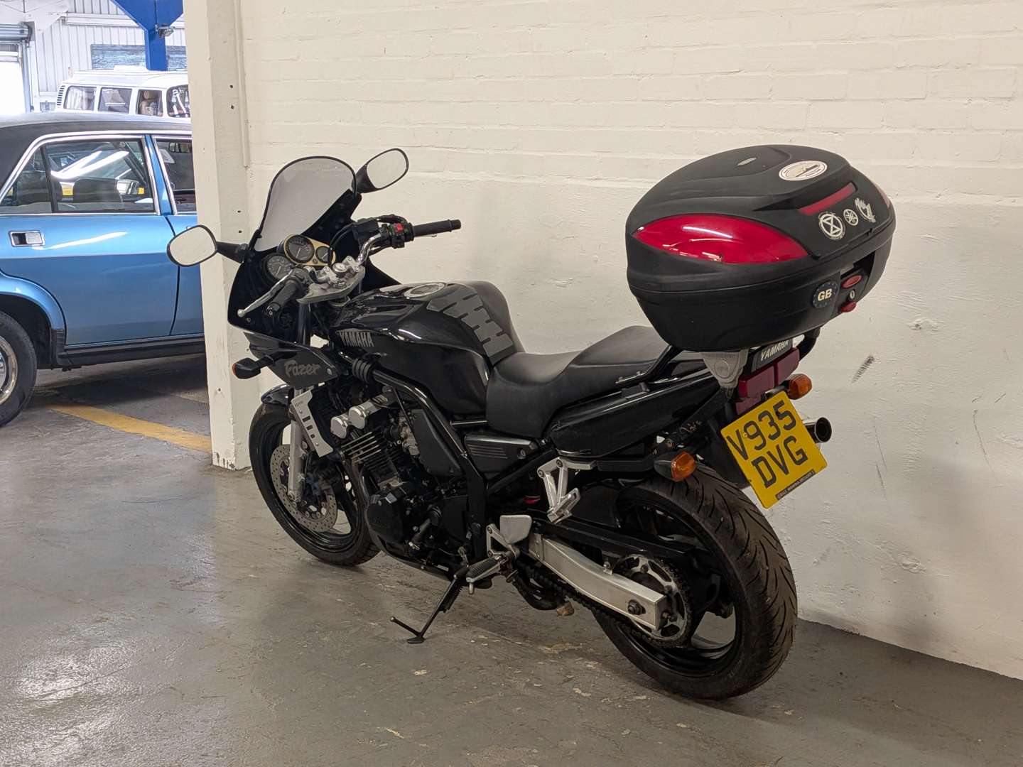 <p>1999 YAMAHA FZS 600</p>