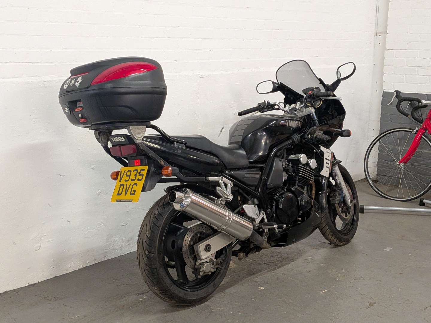 <p>1999 YAMAHA FZS 600</p>