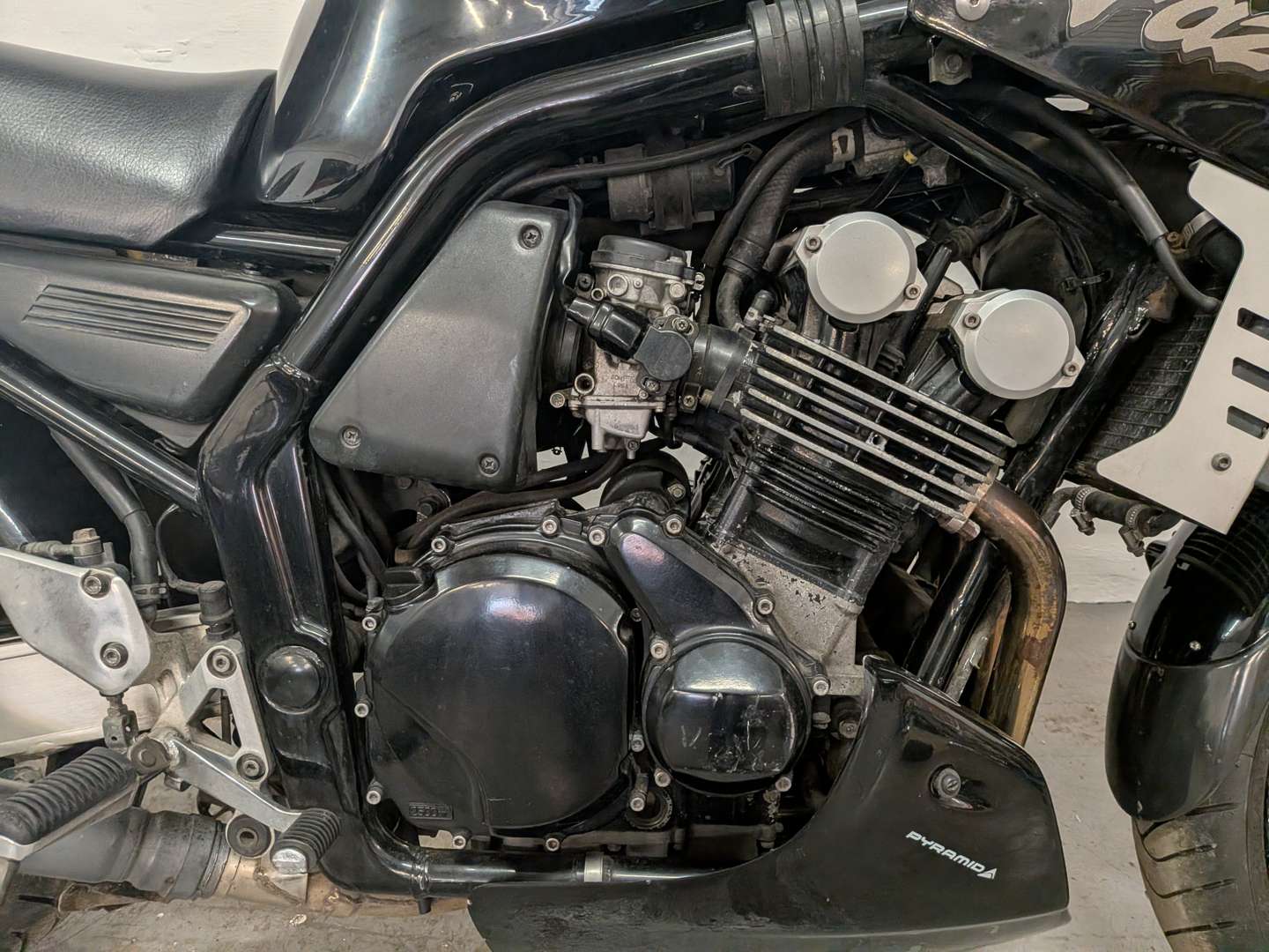 <p>1999 YAMAHA FZS 600</p>