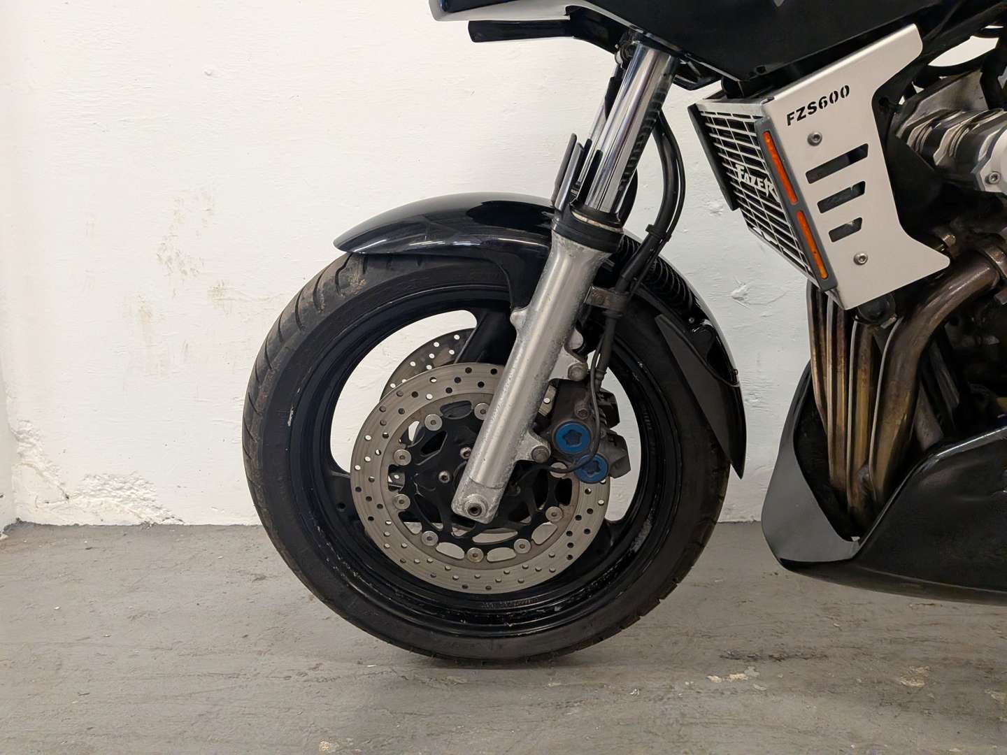 <p>1999 YAMAHA FZS 600</p>