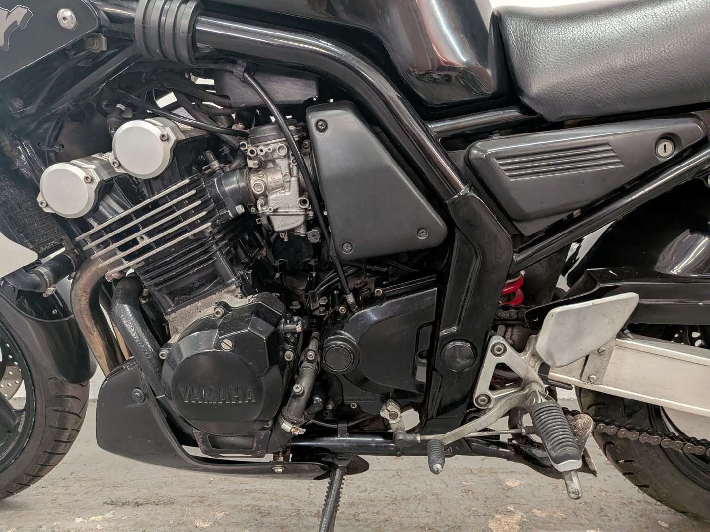 <p>1999 YAMAHA FZS 600</p>