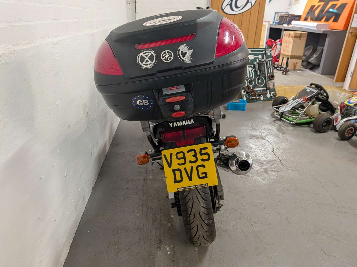 <p>1999 YAMAHA FZS 600</p>