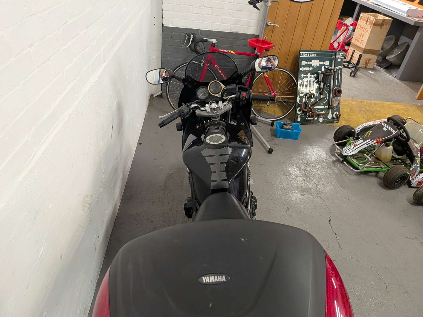 <p>1999 YAMAHA FZS 600</p>