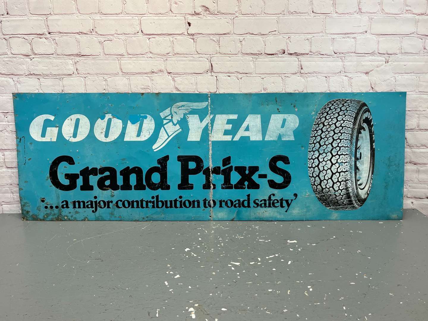 <p>Goodyear Grand Prix-S Tyres Aluminium Sign</p>