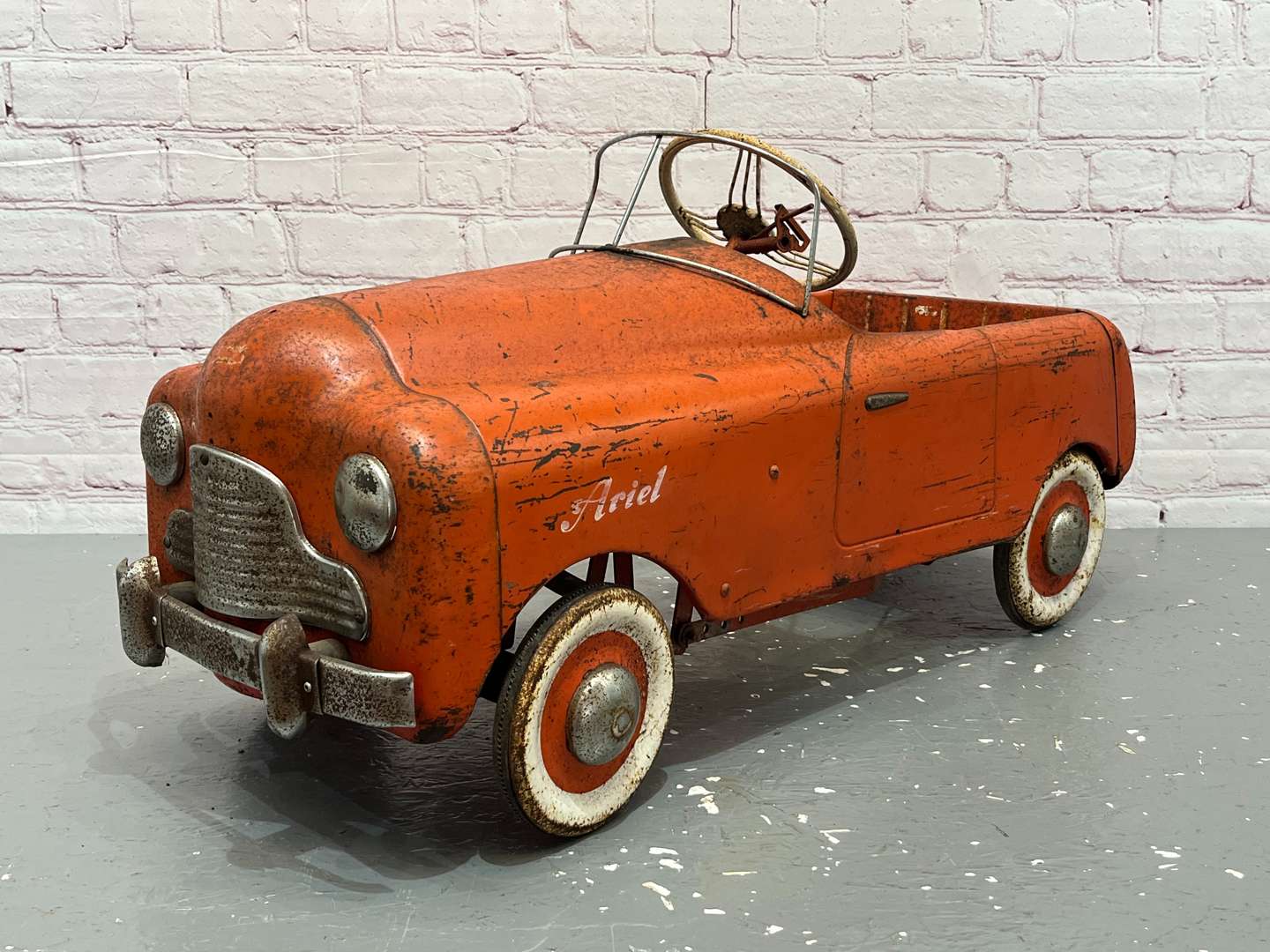 <p>Tri-ang Ariel Tin Plate Pedal Car</p>