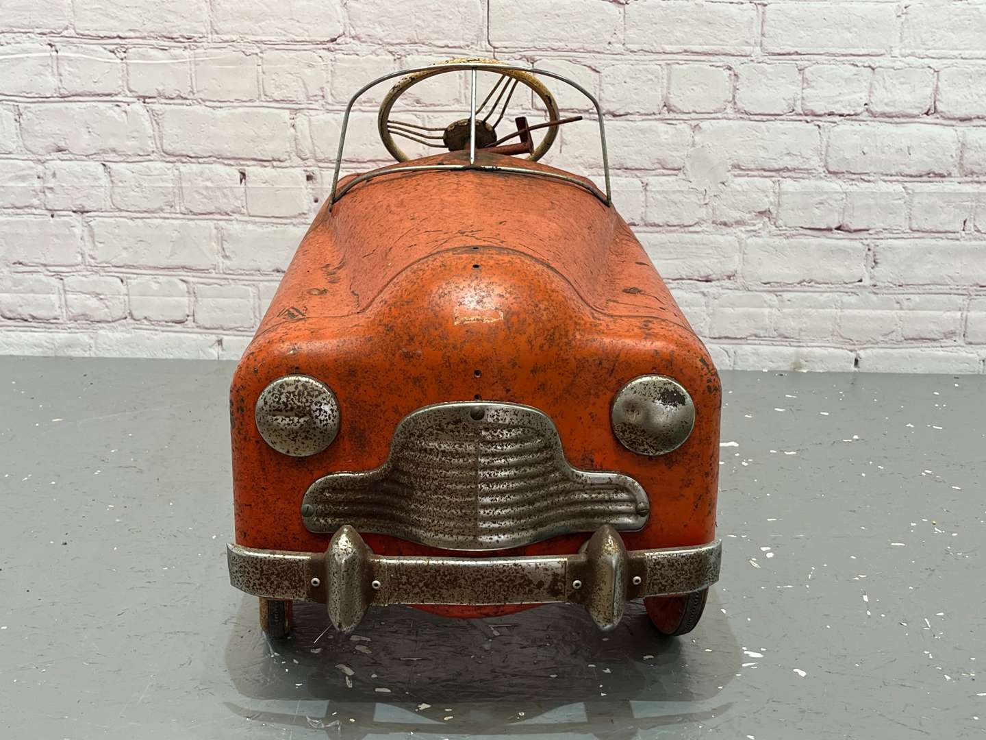 <p>Tri-ang Ariel Tin Plate Pedal Car</p>
