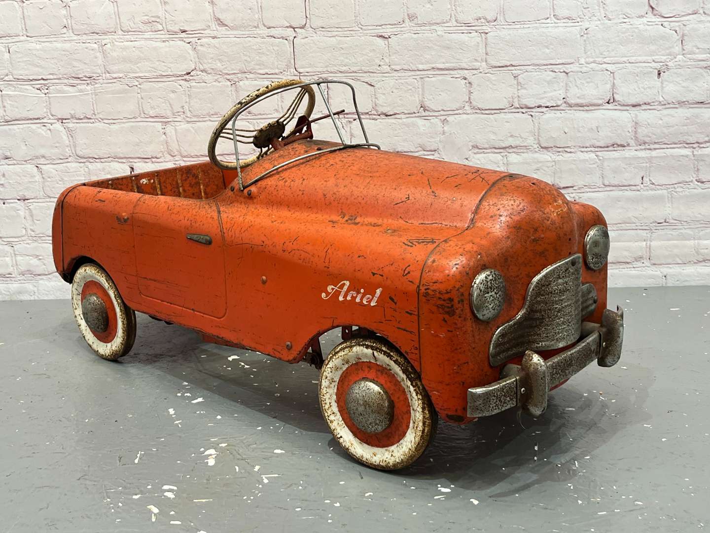 <p>Tri-ang Ariel Tin Plate Pedal Car</p>