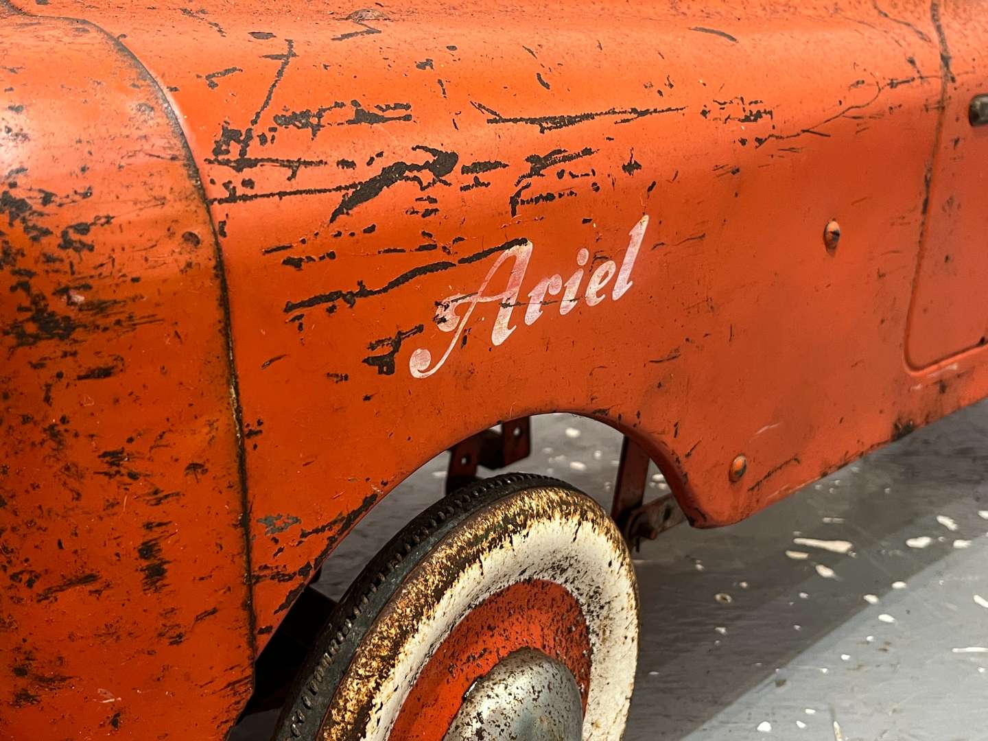 <p>Tri-ang Ariel Tin Plate Pedal Car</p>