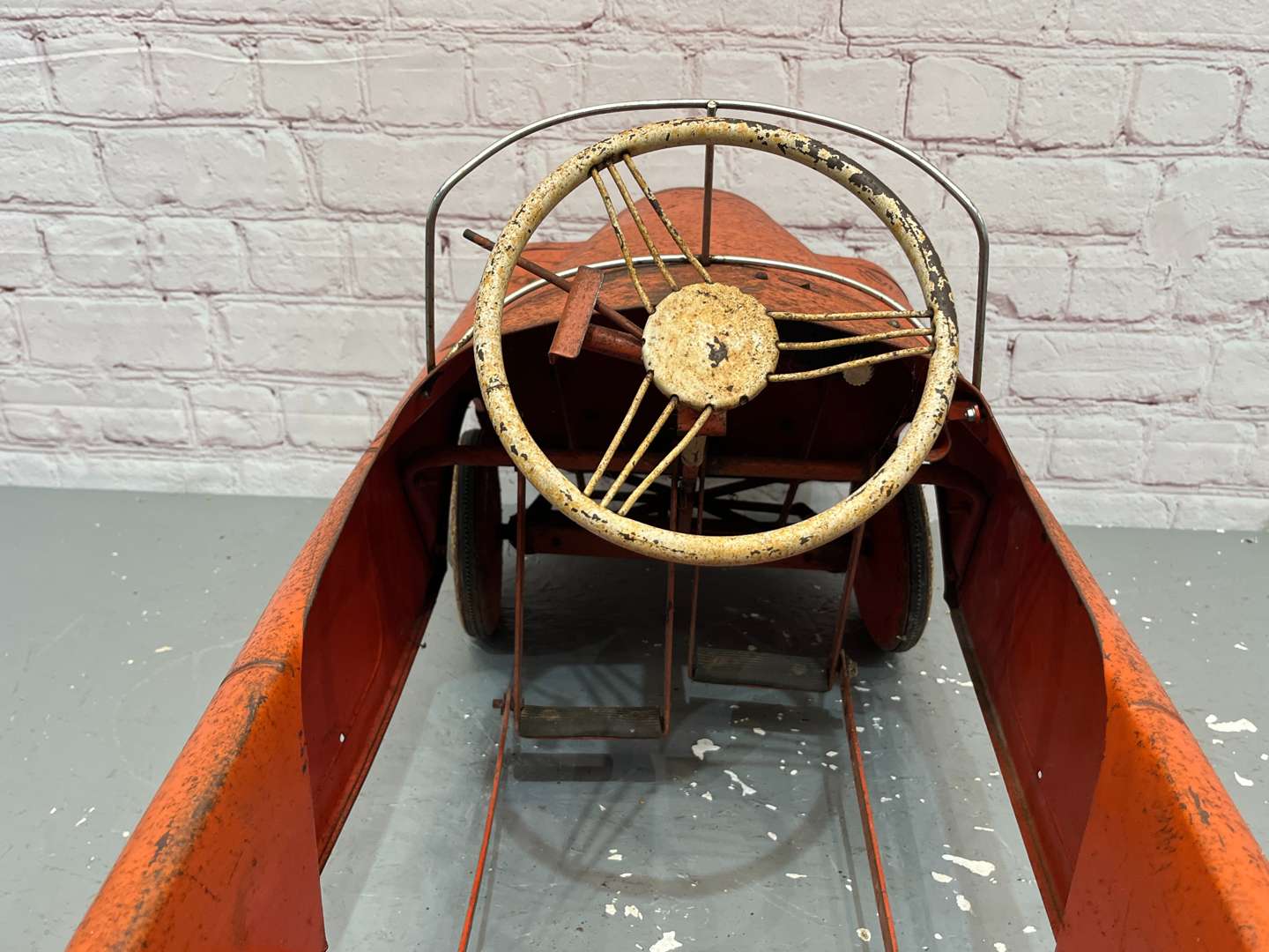 <p>Tri-ang Ariel Tin Plate Pedal Car</p>